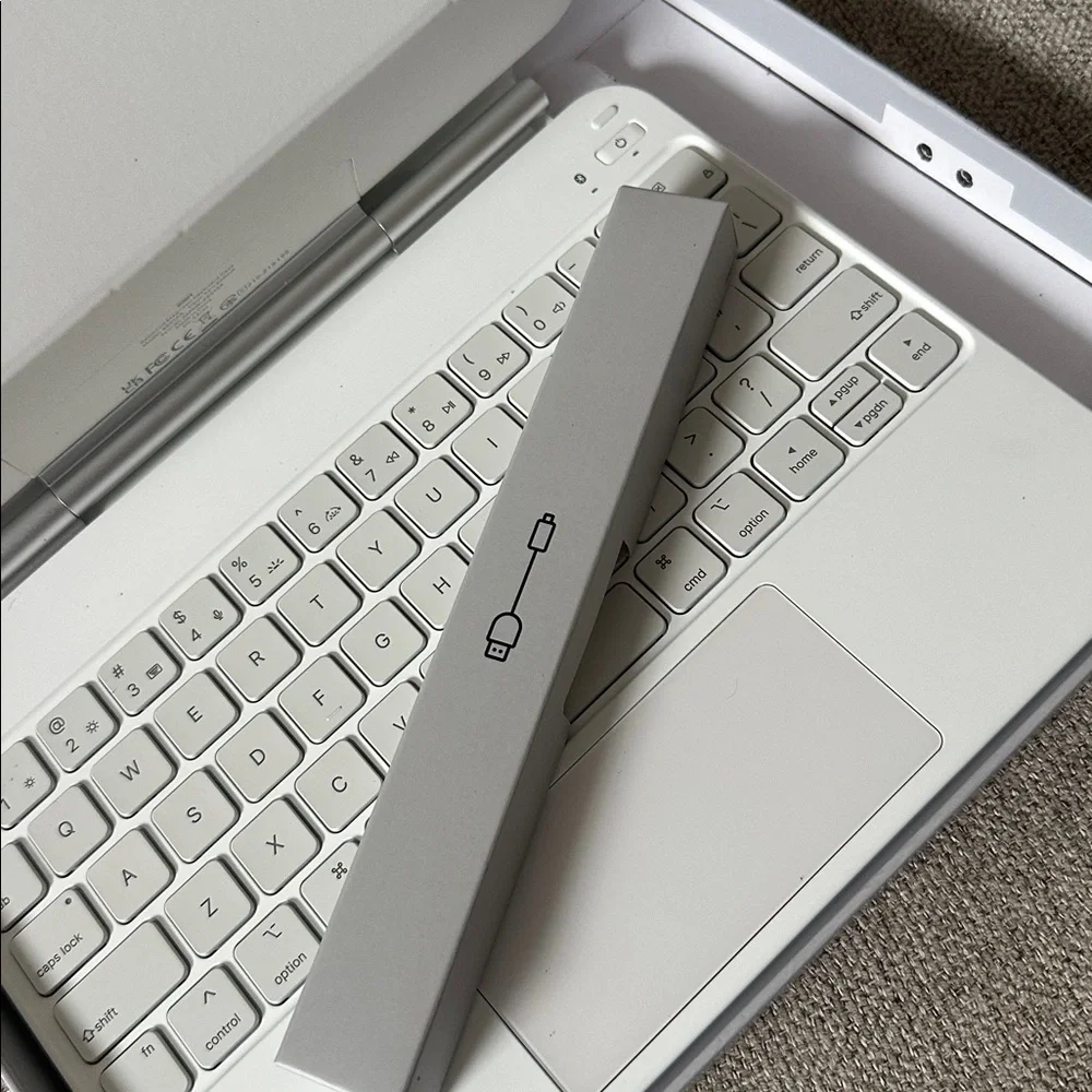 ESR Rebound Magnetic Keyboard Case for iPad Air 11” / iPad Pro 11” – White